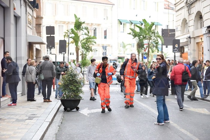 Sanremo: si sente male in via Matteotti, soccorsi difficoltosi per l'automedica del 118 (Foto)