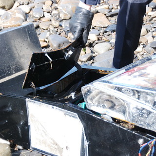 Sanremo: una 'new slot' rubata, scassinata ed abbandonata sulla spiaggia del lungomare Sanremo: una 'new slot' rubata, scassinata ed abbandonata sulla spiaggia del lungomare