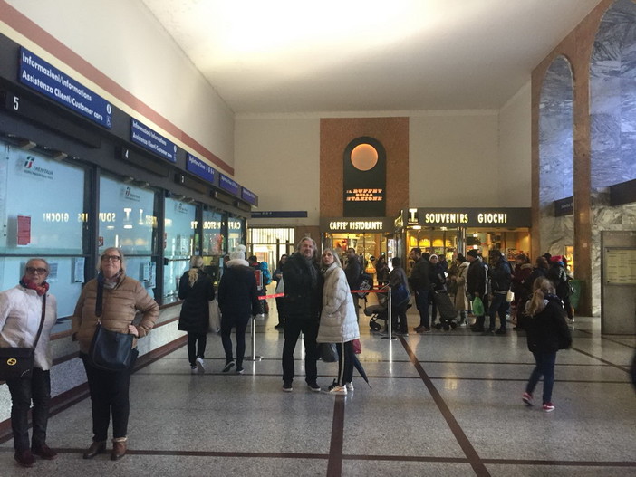 Ventimiglia: assenza tabellone orari treni da e per la Francia, la segnalazione di un lettore