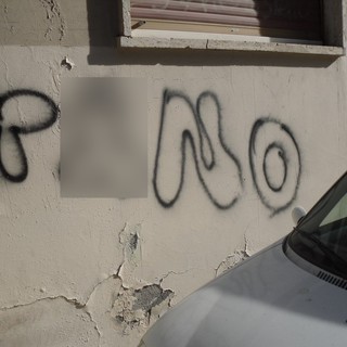 Ventimiglia: writers in azione nella notte, imbrattato il Comune con graffiti contro Scullino Ventimiglia: writers in azione nella notte, imbrattato il Comune con graffiti contro Scullino