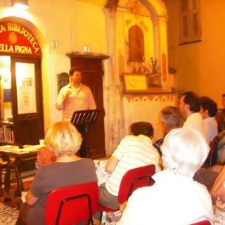 Sanremo: buon successo di partecipazione per la serata letteraria in piazza Capitolo Sanremo: buon successo di partecipazione per la serata letteraria in piazza Capitolo