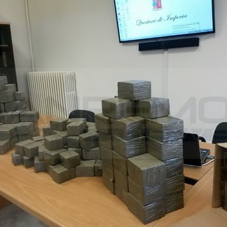 San Bartolomeo al Mare: 55enne campano arrestato con decine di panetti per 160 kg di hashish in macchina San Bartolomeo al Mare: 55enne campano arrestato con decine di panetti per 160 kg di hashish in macchina