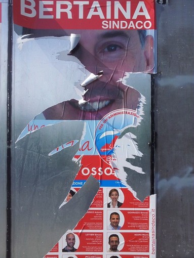 Vandali in azione: strappati manifesti elettorali a Camporosso, la denuncia “5 volte in poco tempo”