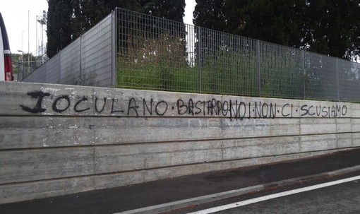 La scritta comparsa a Imperia, vicino al Tribunale La scritta comparsa a Imperia, vicino al Tribunale