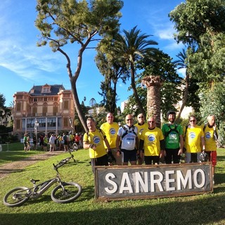 Anche il candidato alla Regione Antonio Bissolotti ieri alla traversata in bici tra Limone e Sanremo