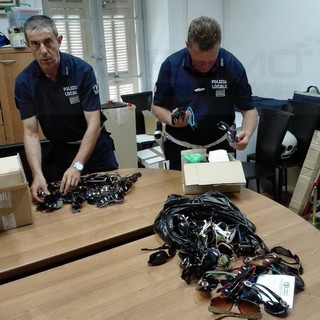 Sanremo: non si placa l'offensiva alle merci contraffatte, nuovi sequestri della Municipale (Foto)