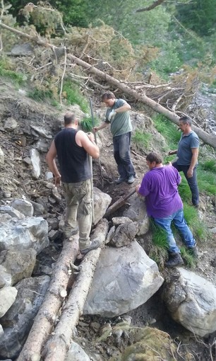 Cacciatori del Comprensorio Alpino Imperiese al lavoro sul Sentiero Passo della guardia a Triora Cacciatori del Comprensorio Alpino Imperiese al lavoro sul Sentiero Passo della guardia a Triora