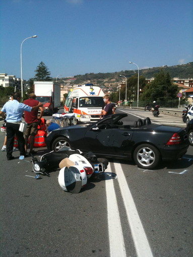 Taggia: incidente tra una mercedes con targa tedesca e uno scooter, ferito il centauro