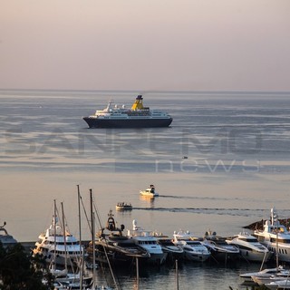 Una delle navi da crociera in rada a Sanremo