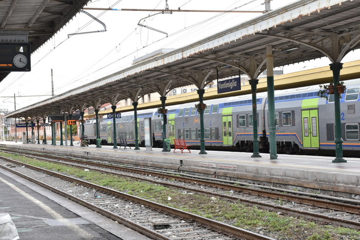Tuoni e lampi, il maltempo crea disagi alla stazione di Ventimiglia: circolazione ferroviaria sospesa (Foto) Tuoni e lampi, il maltempo crea disagi alla stazione di Ventimiglia: circolazione ferroviaria sospesa (Foto)
