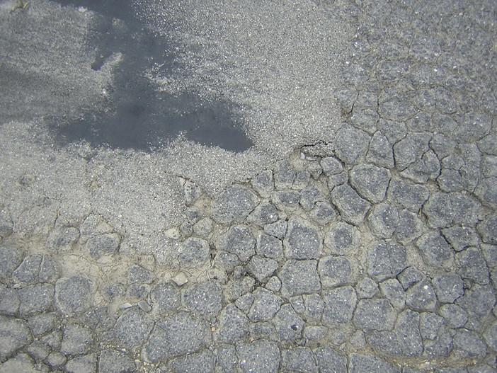 Lettore ci scrive per la drammatica situazione della strada verso Piani di Imperia Lettore ci scrive per la drammatica situazione della strada verso Piani di Imperia