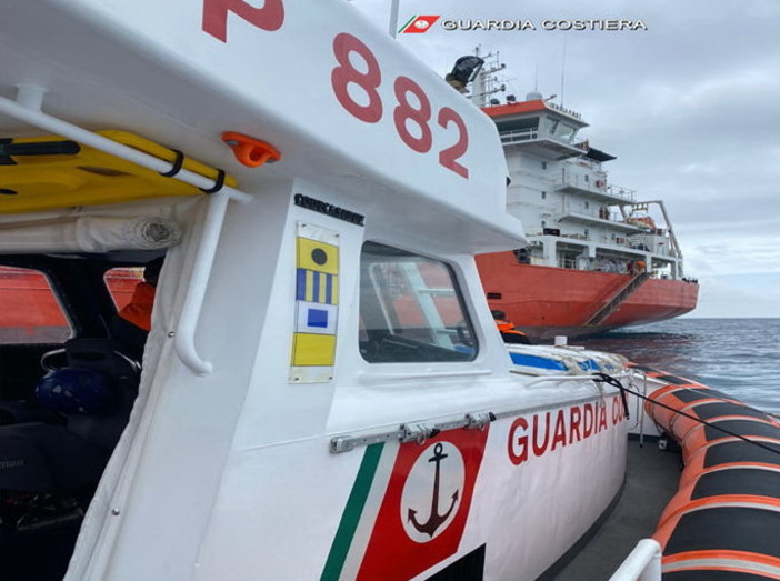 Imperia: malore a bordo, la Guardia Costiera soccorre il Comandante di un mercantile in transito Imperia: malore a bordo, la Guardia Costiera soccorre il Comandante di un mercantile in transito