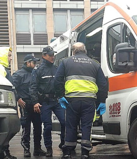 Sanremo: donna cade al mercato, pronti soccorsi della Polizia Municipale del 118 (Foto) Sanremo: donna cade al mercato, pronti soccorsi della Polizia Municipale del 118 (Foto)