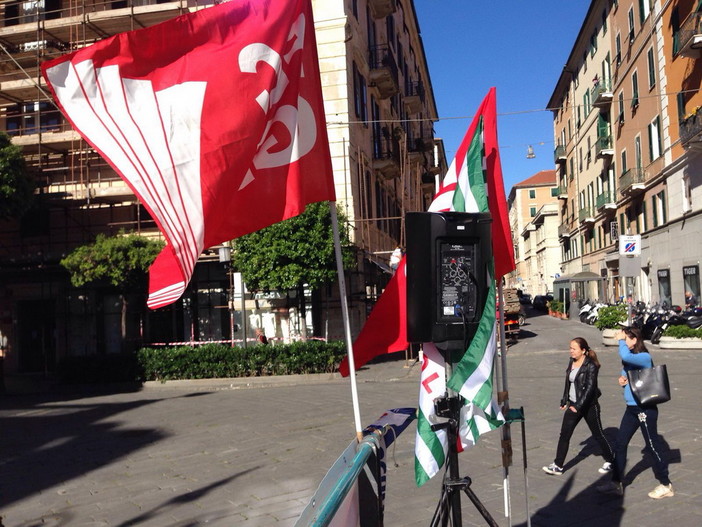 Sciopero generale della scuola: anche gli imperiesi alla manifestazione di Savona "Il Governo ha fatto una riforma a chiacchiere: da anni in attesa rinnovo contratto" (Foto e Video) Sciopero generale della scuola: anche gli imperiesi alla manifestazione di Savona "Il Governo ha fatto una riforma a chiacchiere: da anni in attesa rinnovo contratto" (Foto e Video)