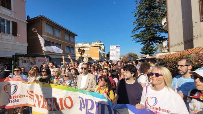Il Sanremo Pride divide la maggioranza, consigliere comunale chiama in diretta La Zanzara e attacca: “Esibizioni inutili”