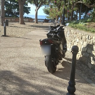 Sanremo: scooter nei Giardini Regina Elena e rifiuti: la segnalazione dopo i lavori e l'apertura Sanremo: scooter nei Giardini Regina Elena e rifiuti: la segnalazione dopo i lavori e l'apertura