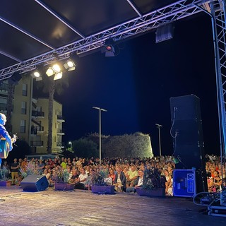 Quattro serate di altissimo livello: 'San Bart Cabaret', migliaia di persone in piazza ogni sera Quattro serate di altissimo livello: 'San Bart Cabaret', migliaia di persone in piazza ogni sera