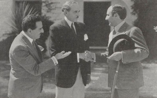 Hollywood 1937, Serge Voronoff, al centro, stringe la mano del grande compositore Dimitri Tiomkin Hollywood 1937, Serge Voronoff, al centro, stringe la mano del grande compositore Dimitri Tiomkin