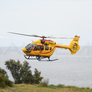 Bordighera: mette in salvo due persone e si sente male, bagnino trasportato in elicottero al Santa Corona di Pietra Ligure Bordighera: mette in salvo due persone e si sente male, bagnino trasportato in elicottero al Santa Corona di Pietra Ligure