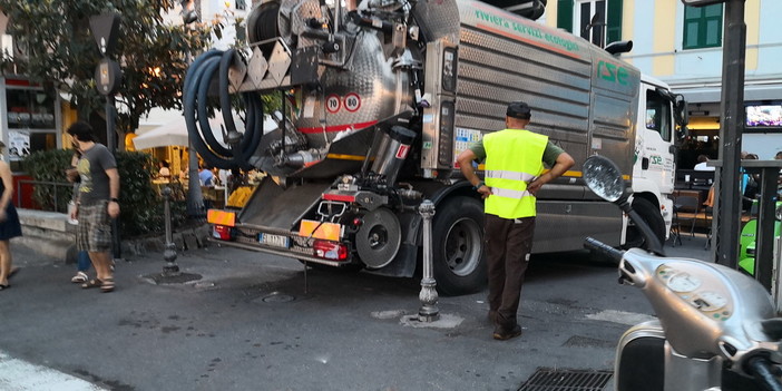 Sanremo: la piazza della 'movida' alle prese con problemi di fognatura, ieri anche una lite per lo spurgo (Foto)