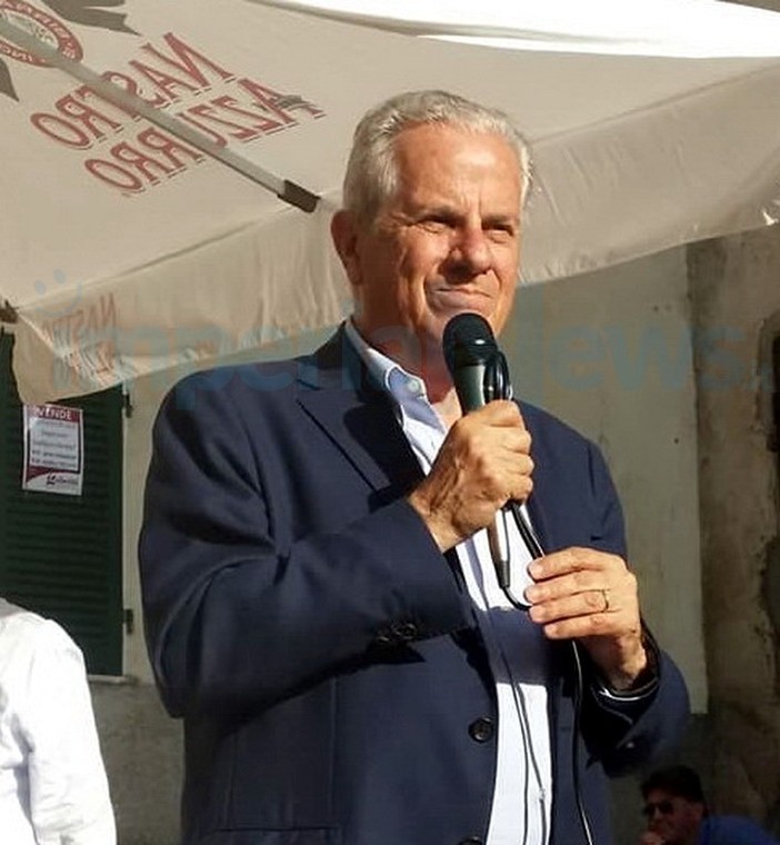 Imperia: ieri sera la visita del candidato a Sindaco Claudio Scajola nello storico quartiere del Parasio Imperia: ieri sera la visita del candidato a Sindaco Claudio Scajola nello storico quartiere del Parasio