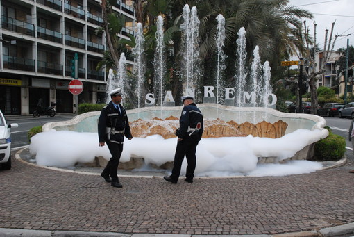Sanremo: detersivo nella fontana dello 'Zampillo', trovata stamani piena di schiuma Sanremo: detersivo nella fontana dello 'Zampillo', trovata stamani piena di schiuma