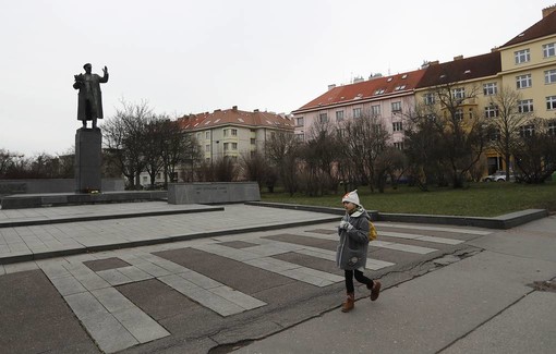 Continua l’opera di bianchetto sulla storia russofoba. Abbattuta la statua del liberatore Konev a Praga