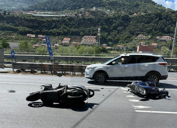 Ventimiglia: scontro frontale tra due scooter in corso Limone Piemonte, due feriti in ospedale (Foto)