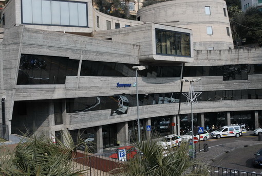 Sanremo: gli operai del Comune hanno ripulito la scala di accesso alla stazione ferroviaria di corso Cavallotti