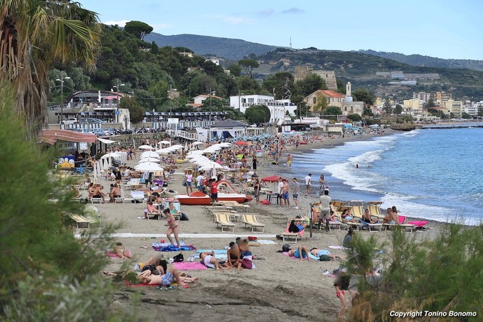 Turismo e commercio: le spiagge stanno lavorando solo nei weekend, arrivano i turisti da fuori ma sono pochi i 'locali' Turismo e commercio: le spiagge stanno lavorando solo nei weekend, arrivano i turisti da fuori ma sono pochi i 'locali'