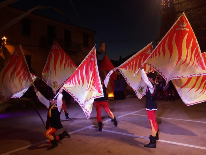 Nel fine settimana appena trascorso successo per gli 'Sbandieranti' di Ventimiglia a Diano e Cipressa Nel fine settimana appena trascorso successo per gli 'Sbandieranti' di Ventimiglia a Diano e Cipressa