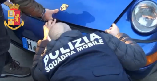 Rubavano auto e trafficavano documenti falsi: il Pm chiede il rinvio a giudizio per gli arrestati, c'è anche un bordigotto Rubavano auto e trafficavano documenti falsi: il Pm chiede il rinvio a giudizio per gli arrestati, c'è anche un bordigotto