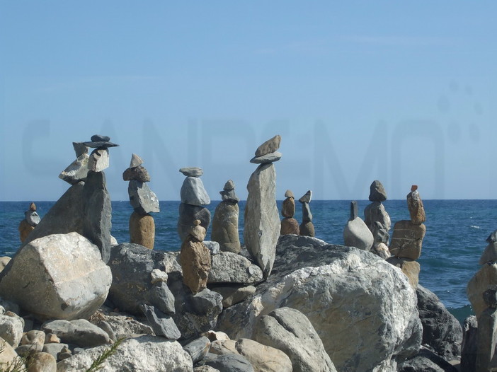 Sanremo: 'Stonehenge' alla foce del San Martino, lettrice offre una chiave di lettura