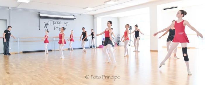 Il ‘Mambo ponentino’ delle scuole di danza chiuse costrette a ballare sulle note del Dpcm: corsi online e tanta speranza Il ‘Mambo ponentino’ delle scuole di danza chiuse costrette a ballare sulle note del Dpcm: corsi online e tanta speranza
