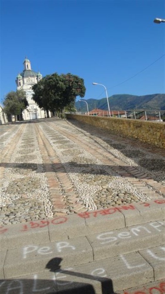 Sanremo: inutili scritte per festeggiare gli sposi sul sagrato della Madonna della Costa, la denuncia delle associazioni Sanremo: inutili scritte per festeggiare gli sposi sul sagrato della Madonna della Costa, la denuncia delle associazioni
