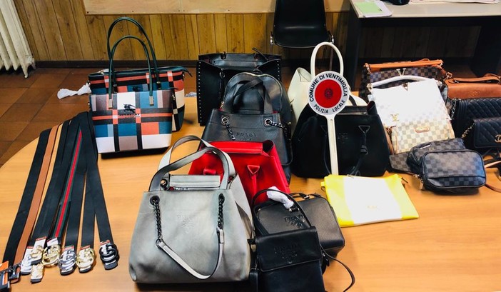 Ventimiglia: continua la lotta all'abusivismo commerciale, la Municipale sequestra diverse griffes false (Foto) Ventimiglia: continua la lotta all'abusivismo commerciale, la Municipale sequestra diverse griffes false (Foto)