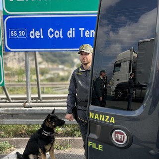 Ventimiglia: droga, due francesi arrestati dalla Finanza al valico della A10 con hashish e cocaina (Foto)
