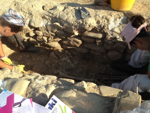 Riva Ligure: trovato uno scheletro umano nel corso degli scavi archeologici, giovedì l'apertura al pubblico Riva Ligure: trovato uno scheletro umano nel corso degli scavi archeologici, giovedì l'apertura al pubblico