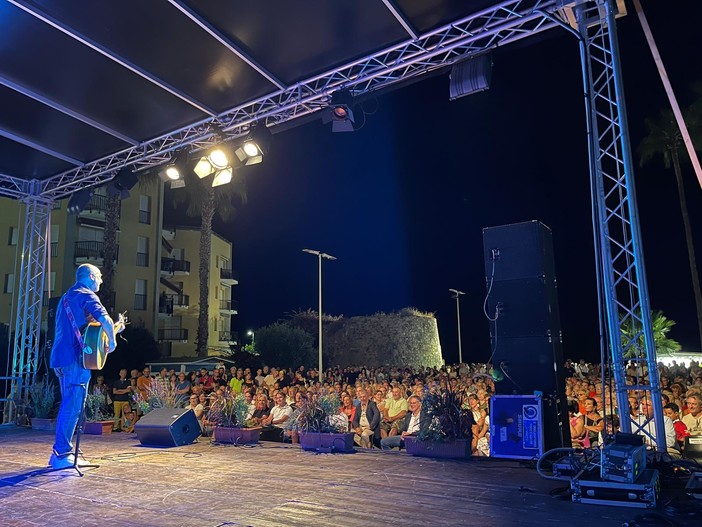 Quattro serate di altissimo livello: 'San Bart Cabaret', migliaia di persone in piazza ogni sera Quattro serate di altissimo livello: 'San Bart Cabaret', migliaia di persone in piazza ogni sera