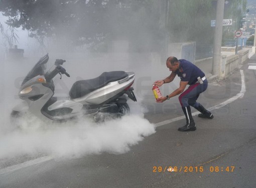Sanremo: scooter a fuoco sull'Aurelia, moto di una 20enne salvata dal pronto intervento della Polstrada