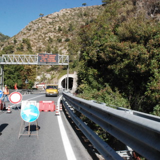 Frana sulla SS20: rocciatori senza sosta, la fine dei lavori non prima di venerdì Frana sulla SS20: rocciatori senza sosta, la fine dei lavori non prima di venerdì