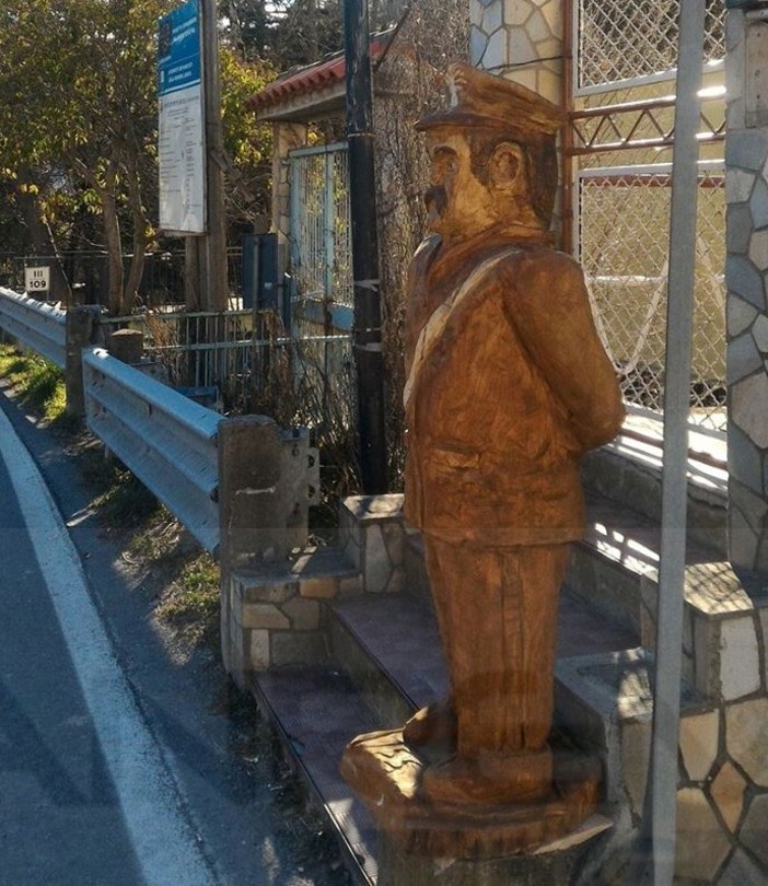 Pieve di Teco: una scultura in legno che ritrae il comandante dei Carabinieri, arrivata da un artista di Garessio Pieve di Teco: una scultura in legno che ritrae il comandante dei Carabinieri, arrivata da un artista di Garessio