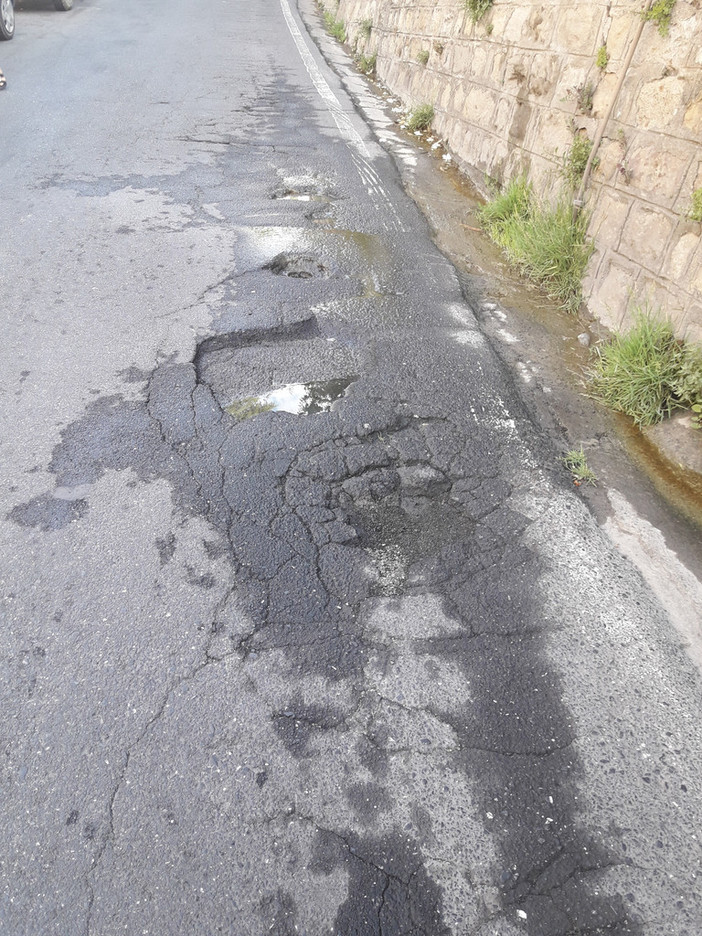 Sanremo: 'enorme buca' all'inizio di salita Borgo Tinasso, la segnalazione di un lettore