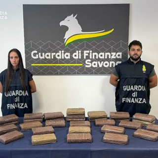 Oltre 34 chili di cocaina dalla Spagna: arrestati due corrieri passati dal confine di Ventimiglia Oltre 34 chili di cocaina dalla Spagna: arrestati due corrieri passati dal confine di Ventimiglia