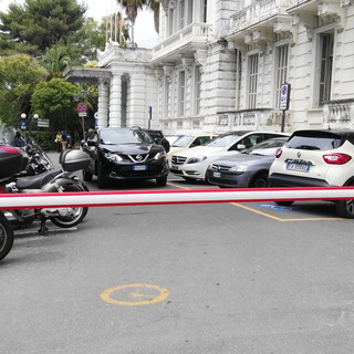 Sanremo: ripristinata la sbarra che divide il parcheggio riservato e quello pubblico del Comune Sanremo: ripristinata la sbarra che divide il parcheggio riservato e quello pubblico del Comune