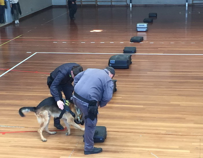 Imperia: interessante incontro con la Guardia di Finanza: gli alunni del Ruffini contro l’evasione, lo spaccio e la contraffazione