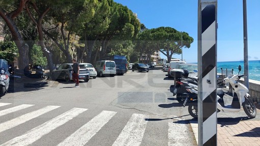 Balzi Rossi, aggressione e degrado sul piazzale De Gasperi: "Serve più presenza delle Forze dell'Ordine" Balzi Rossi, aggressione e degrado sul piazzale De Gasperi: "Serve più presenza delle Forze dell'Ordine"