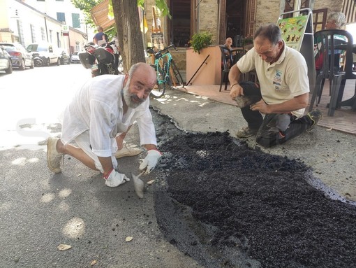 Perinaldo: il gradino crea problemi a una mamma con carrozzina, il Sindaco si mette al lavoro con l'operaio comunale (Foto) Perinaldo: il gradino crea problemi a una mamma con carrozzina, il Sindaco si mette al lavoro con l'operaio comunale (Foto)
