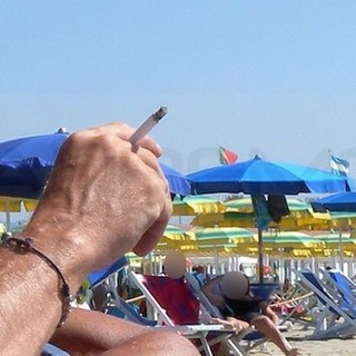 Estate 2017: il Codacons chiede di vietare il fumo sulla spiaggia, le associazioni locali "Basta fare attenzione e non disturbare gli altri"