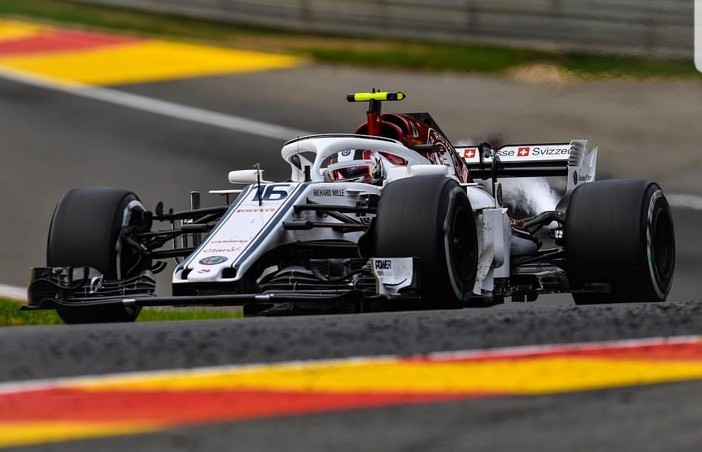 Formula 1. Belgio, che paura per Leclerc! L'Halo evita gravi conseguenze al pilota monegasco nell'incidente alla prima curva